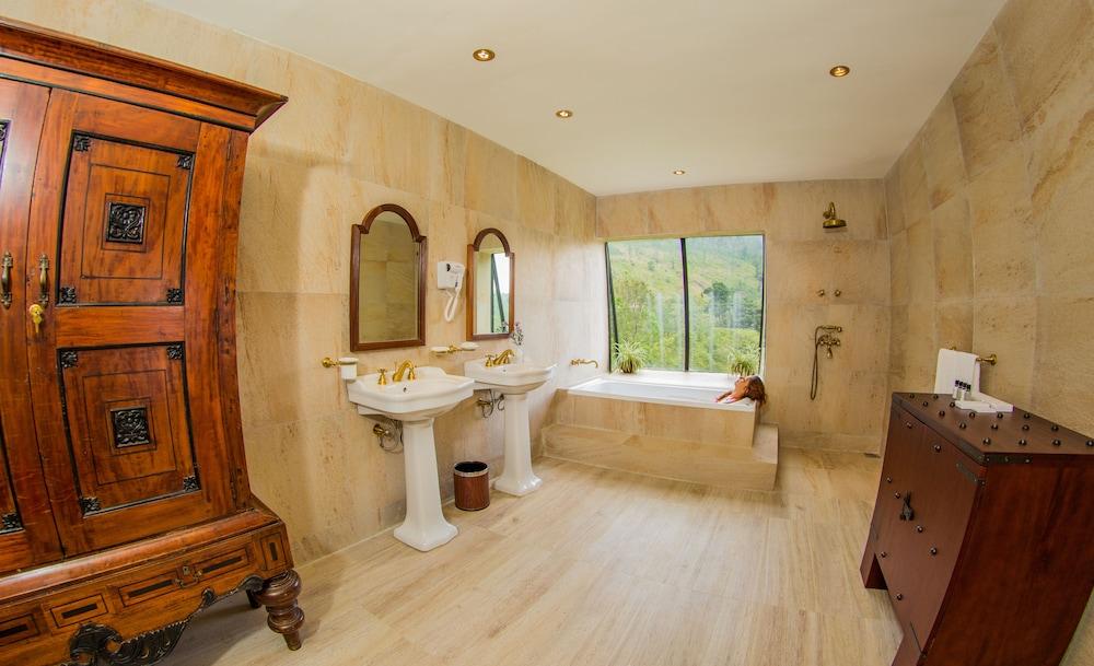 Hunas Falls Resort 5*